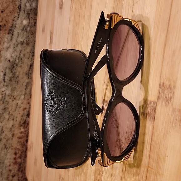Versace Accessories - Gianni Versace sunglasses mod 423 col 852 black frame Versace vintage sunglasses